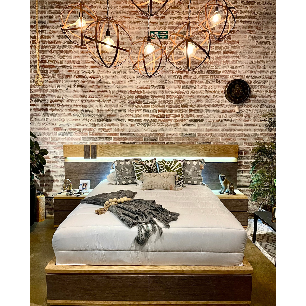 Cama Zarem en roble natural – Diseño que inspira calma y elegancia