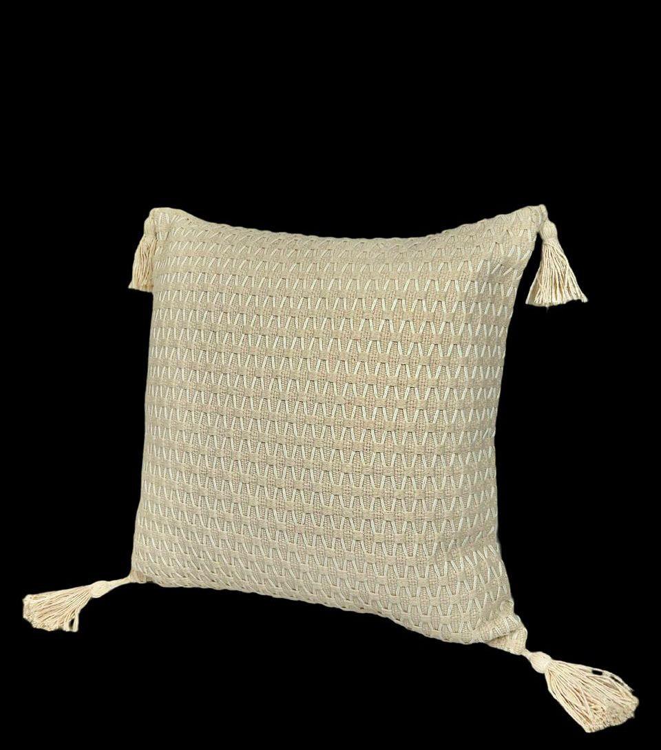 Cojin Decorativo Beige en Macrame y Flecos