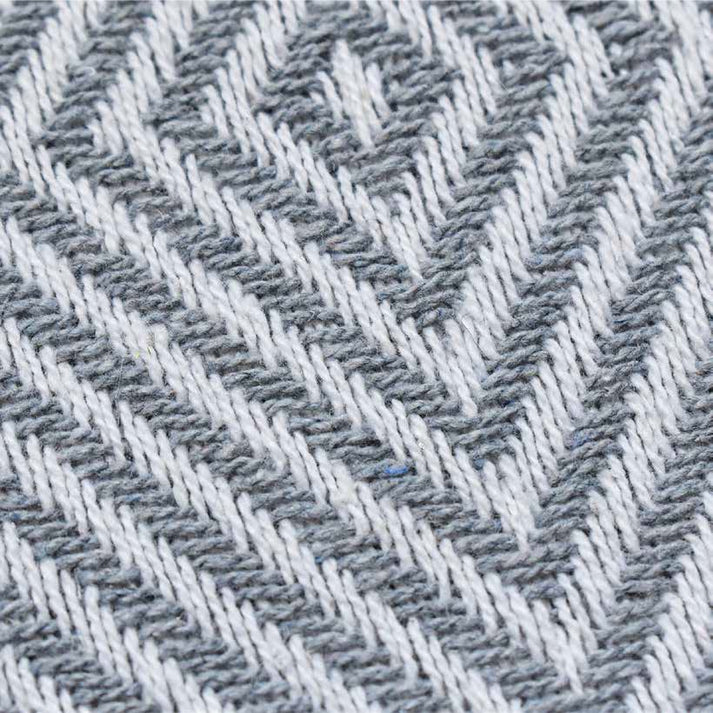Manta Decorativa o Pie de Cama Frazada Masai Gris